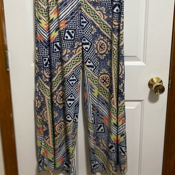 Super cute Boho look Aztec like print halter wide leg jump suit.  Size 2x - Picture 3 of 6